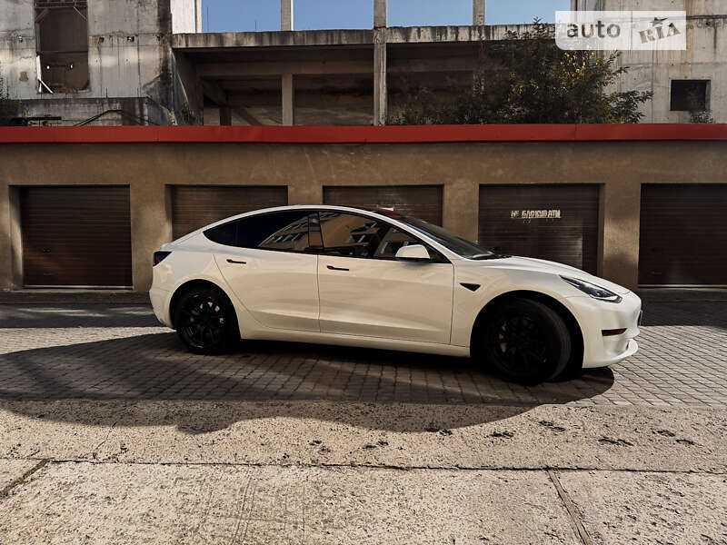 Седан Tesla Model 3 2022 в Івано-Франківську