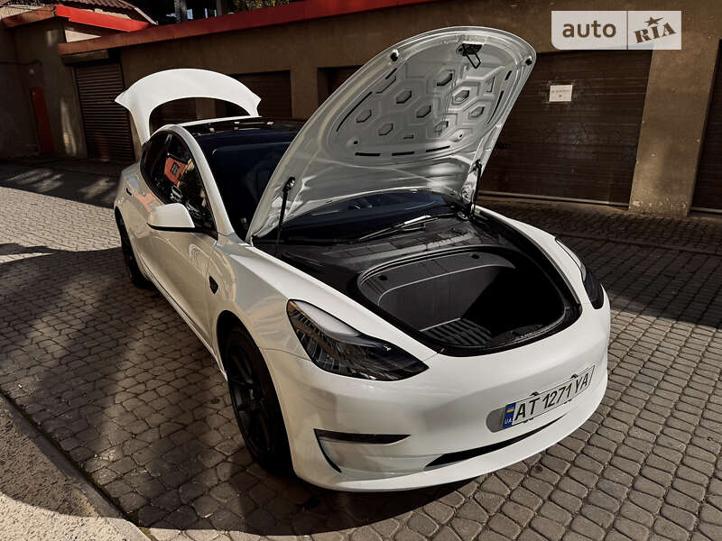 Седан Tesla Model 3 2022 в Івано-Франківську