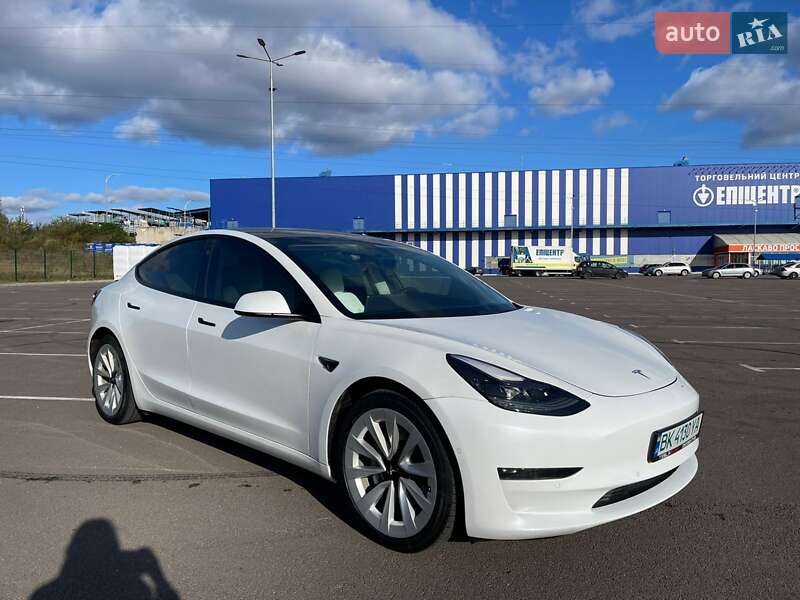 Седан Tesla Model 3 2021 в 