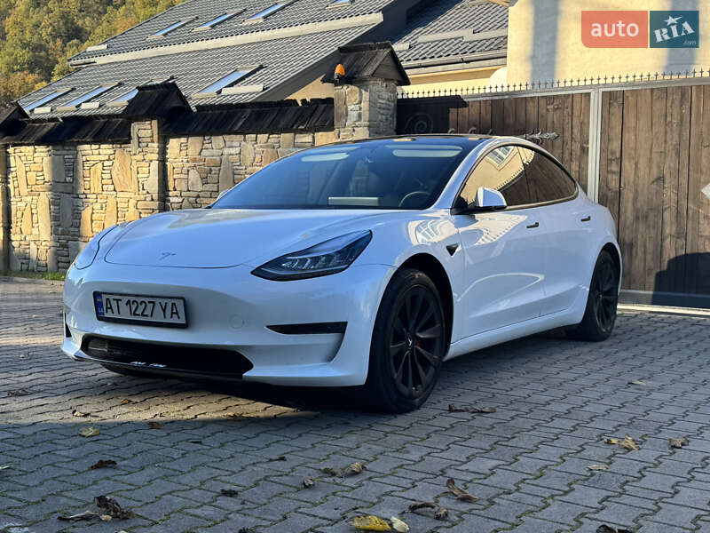 Седан Tesla Model 3 2022 в Надворной