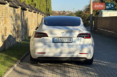 Седан Tesla Model 3 2022 в 