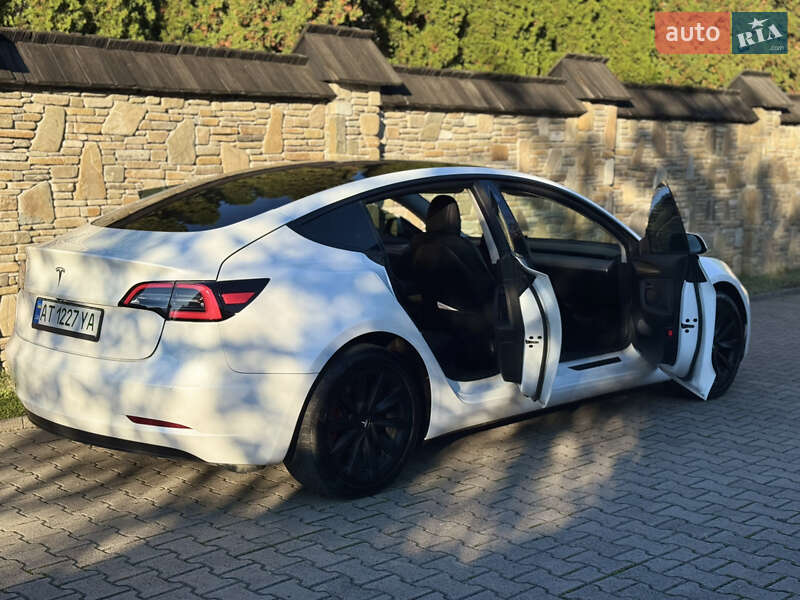 Седан Tesla Model 3 2022 в Надворной