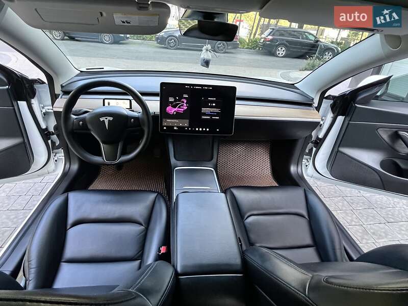 Седан Tesla Model 3 2020 в Львові