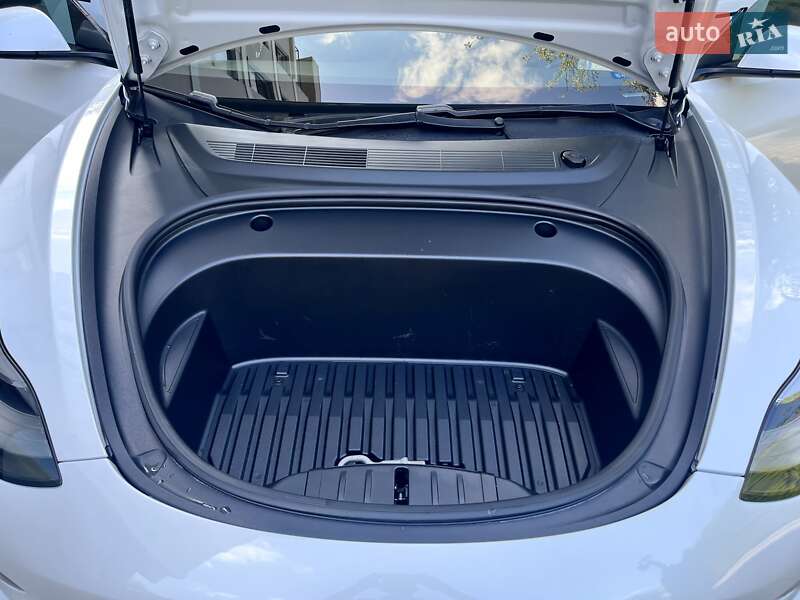 Седан Tesla Model 3 2020 в Львові
