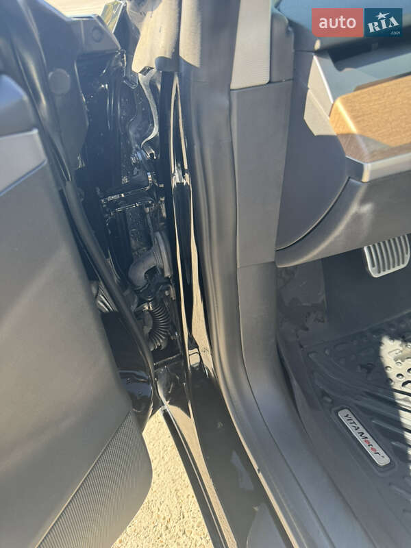 Седан Tesla Model 3 2021 в Чернівцях