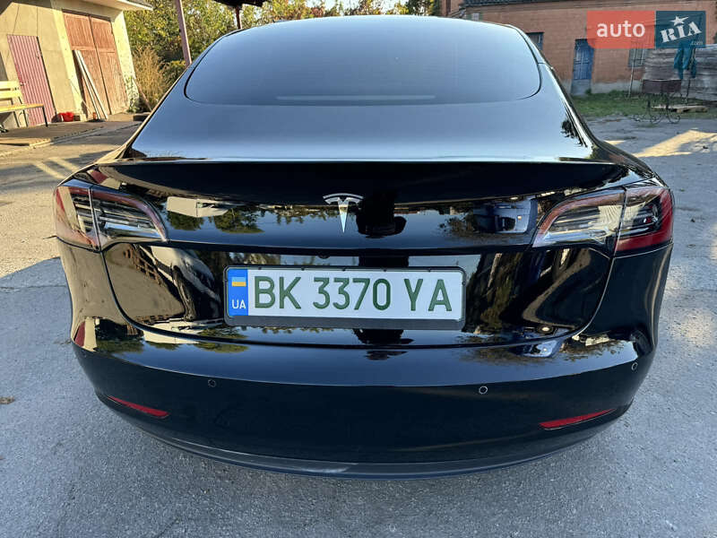 Седан Tesla Model 3 2022 в Ровно