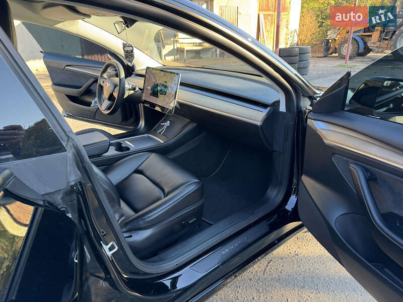 Седан Tesla Model 3 2022 в Ровно