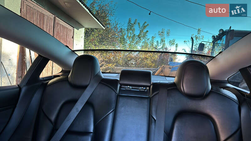 Седан Tesla Model 3 2022 в Ровно