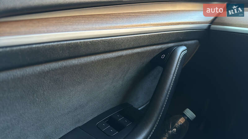 Седан Tesla Model 3 2022 в Ровно