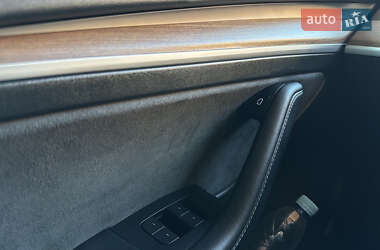 Седан Tesla Model 3 2022 в 