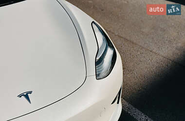 Седан Tesla Model 3 2020 в Ровно