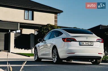 Седан Tesla Model 3 2020 в Ровно
