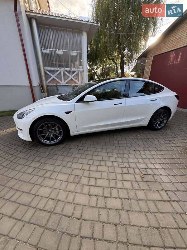 Седан Tesla Model 3 2021 в Нововолинську