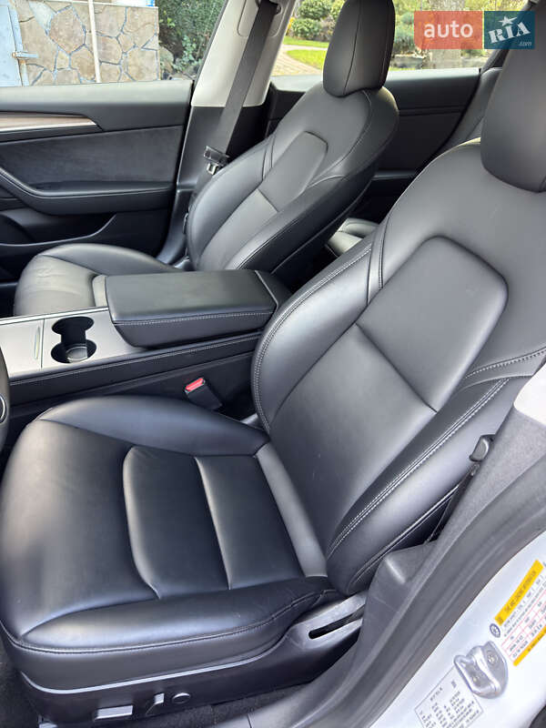 Седан Tesla Model 3 2021 в Нововолинську