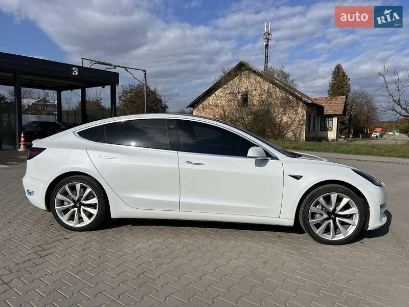 Седан Tesla Model 3 2019 в Косове