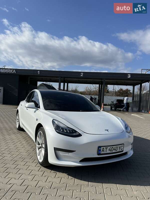 Седан Tesla Model 3 2019 в Косове