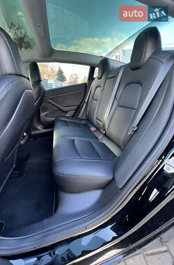 Седан Tesla Model 3 2022 в 