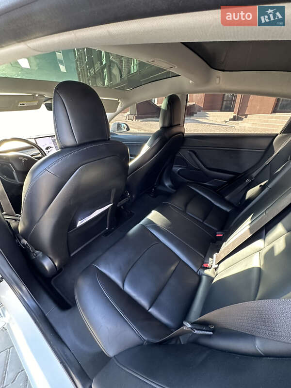 Седан Tesla Model 3 2018 в Надвірній