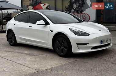 Седан Tesla Model 3 2022 в 