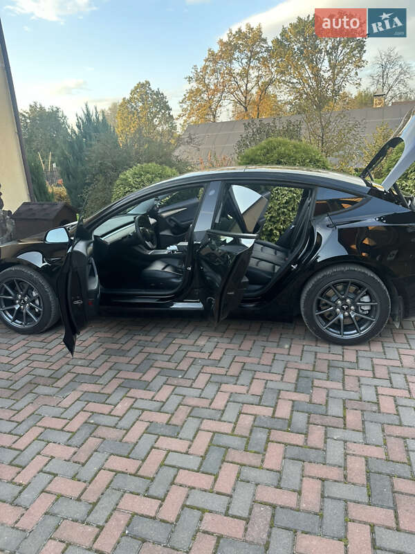 Седан Tesla Model 3 2023 в Калуше
