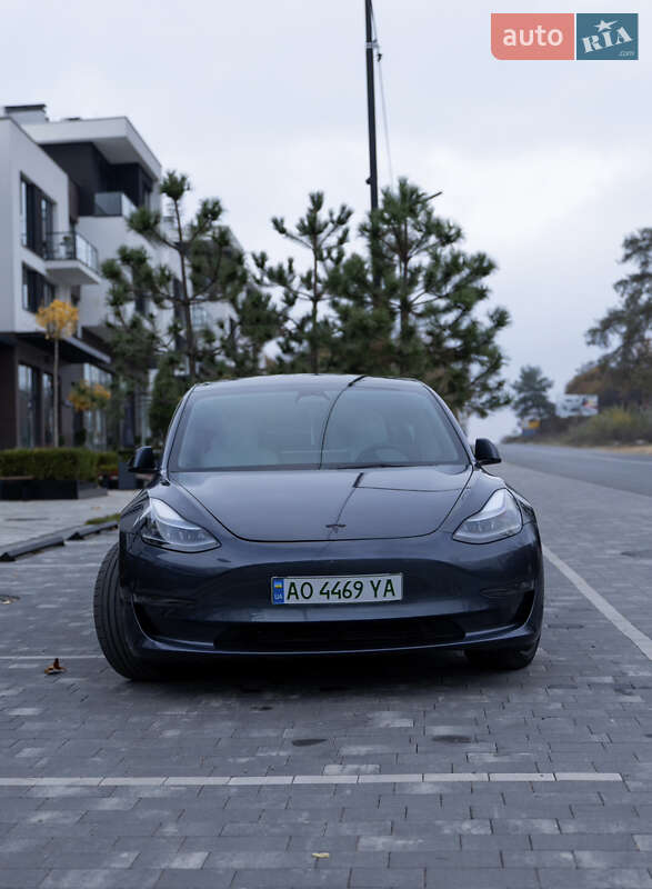 Седан Tesla Model 3 2023 в Ужгороде