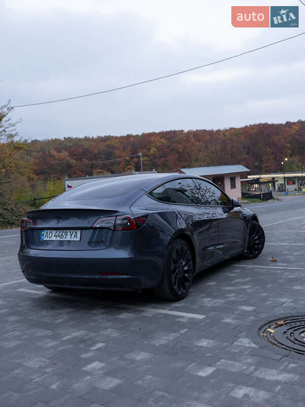 Седан Tesla Model 3 2023 в Ужгороде