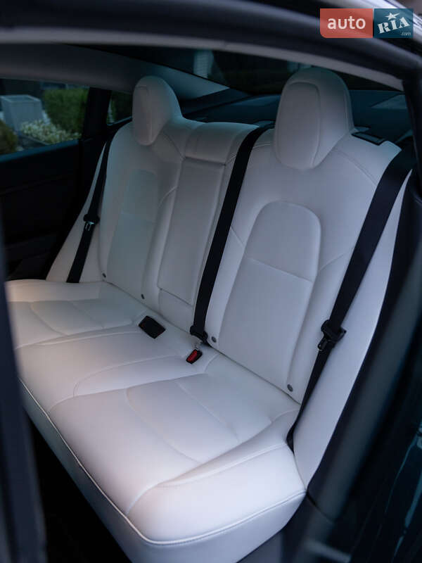 Седан Tesla Model 3 2023 в Ужгороде