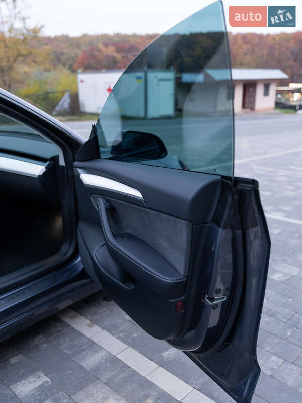 Седан Tesla Model 3 2023 в Ужгороде