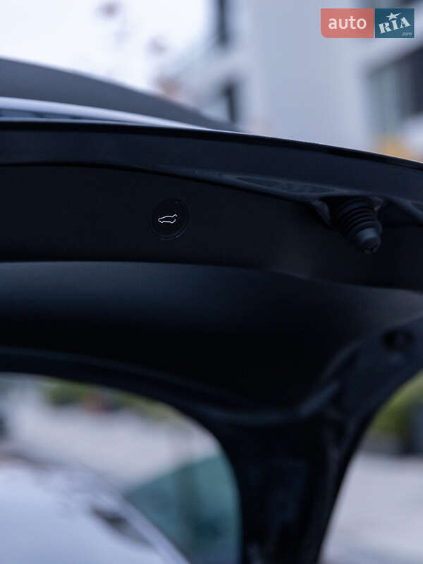 Седан Tesla Model 3 2023 в Ужгороде