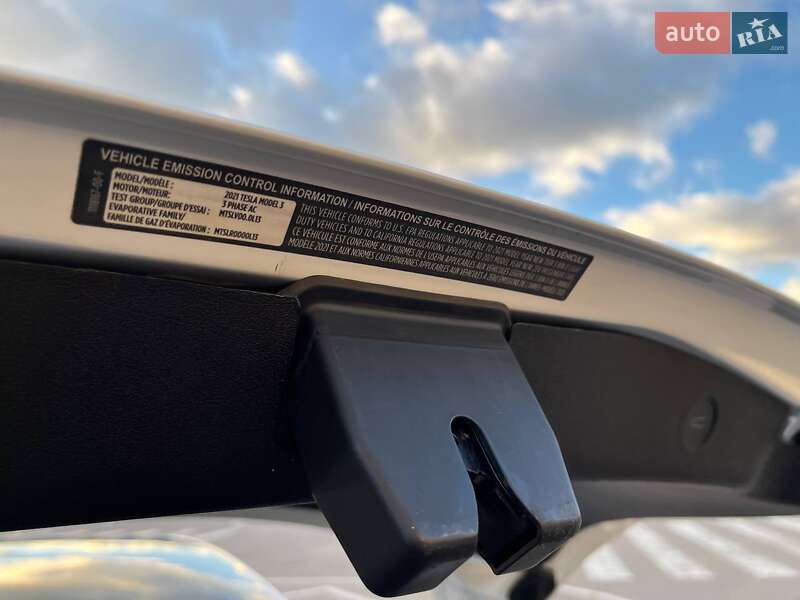 Седан Tesla Model 3 2021 в Виннице