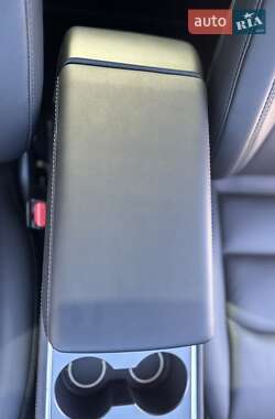 Седан Tesla Model 3 2023 в 