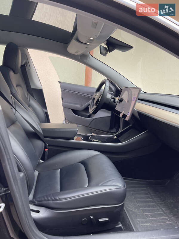 Седан Tesla Model 3 2020 в Києві