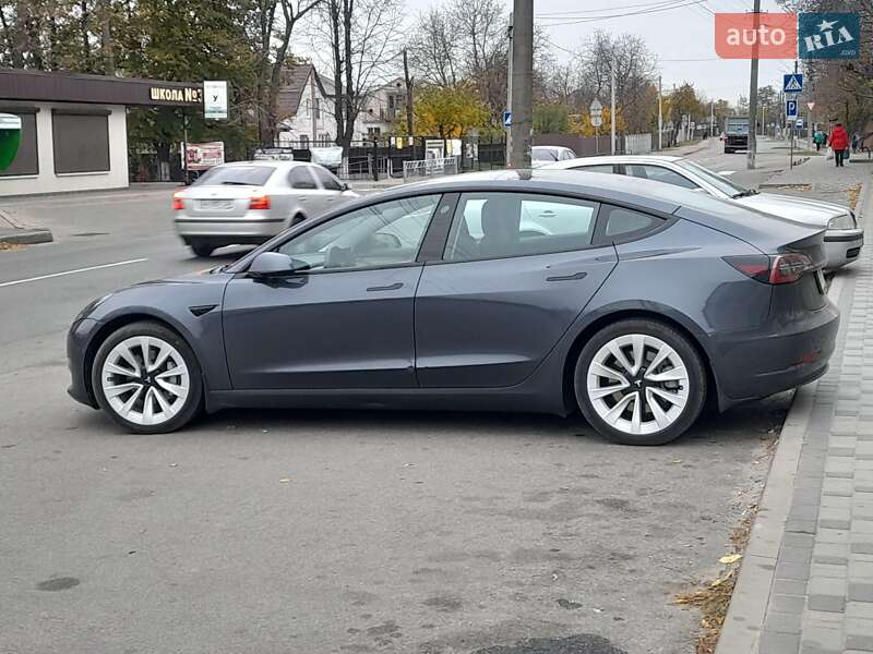 Седан Tesla Model 3 2022 в 