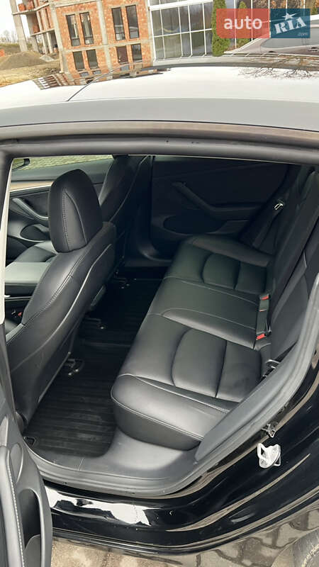 Седан Tesla Model 3 2022 в Чернівцях