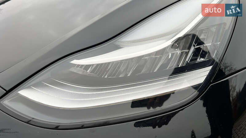 Седан Tesla Model 3 2022 в Чернівцях