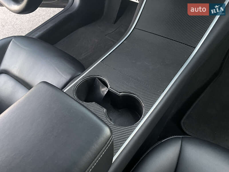 Седан Tesla Model 3 2019 в Львові
