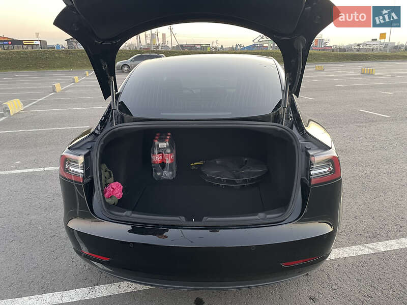 Седан Tesla Model 3 2019 в Львові