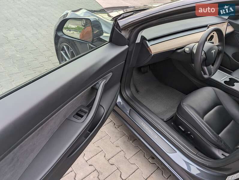 Седан Tesla Model 3 2020 в Луцьку