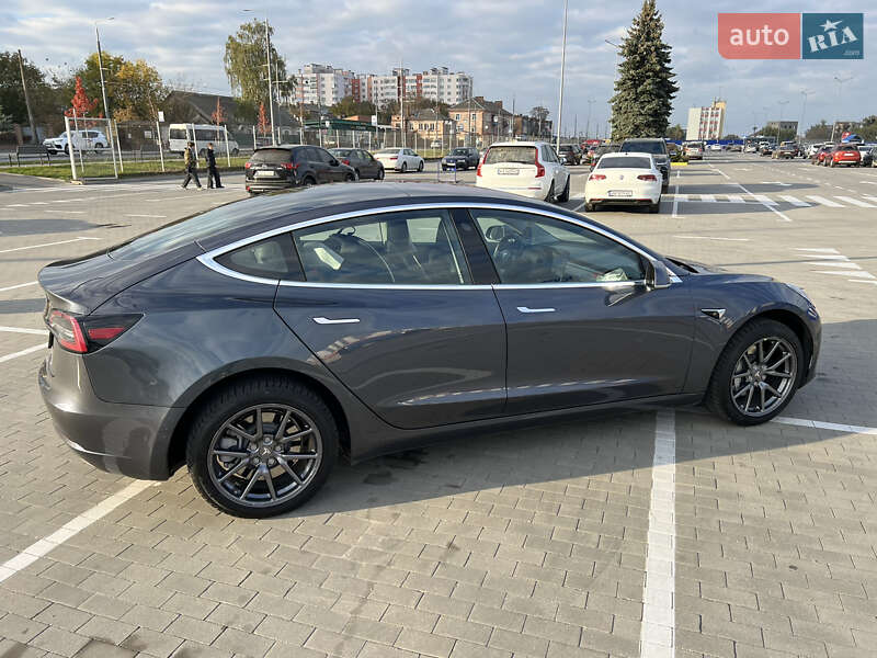 Седан Tesla Model 3 2018 в Виннице