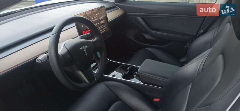 Седан Tesla Model 3 2019 в Львове