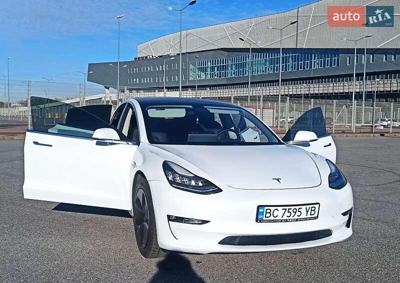 Седан Tesla Model 3 2019 в Львове