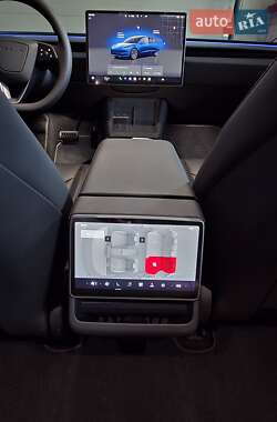Седан Tesla Model 3 2023 в 