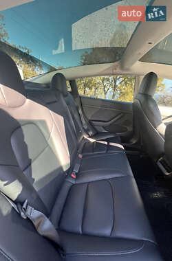 Седан Tesla Model 3 2022 в 