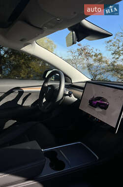 Седан Tesla Model 3 2022 в 