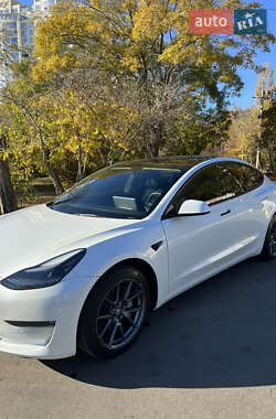 Седан Tesla Model 3 2022 в 
