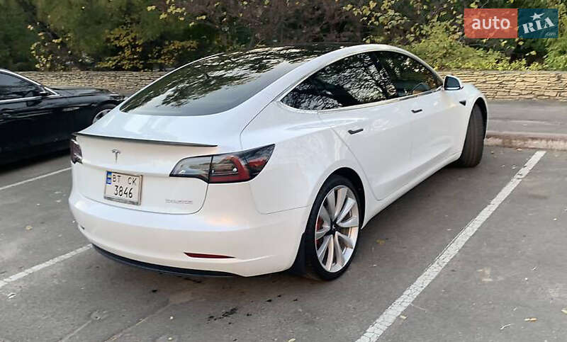 Седан Tesla Model 3 2019 в Львове