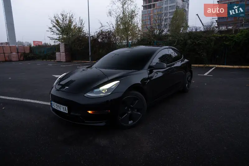 Седан Tesla Model 3 2023 в 