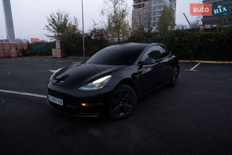 Седан Tesla Model 3 2023 в Ужгороде