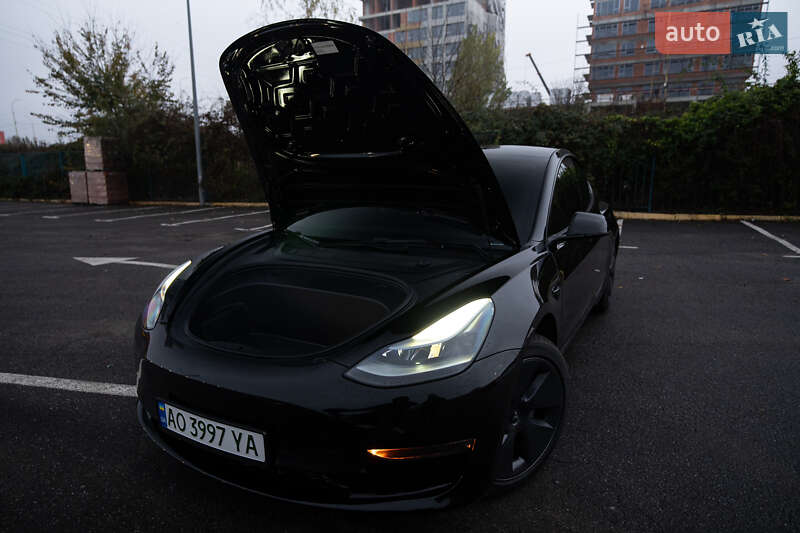Седан Tesla Model 3 2023 в Ужгороде