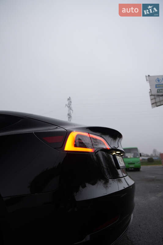 Седан Tesla Model 3 2023 в Ужгороде